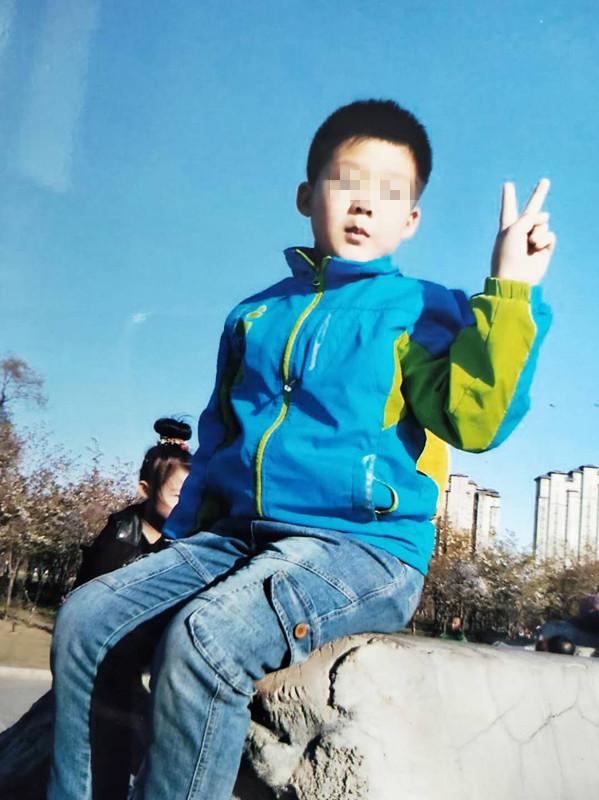 吉林10岁男童开学首日跳楼，警方回复非他杀，家属希望学校赔130万，“不想孩子再冻着了”