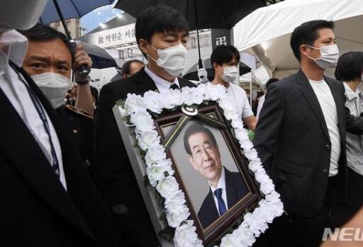 首尔市长出殡当天 前秘书发声：连遭4年性骚扰