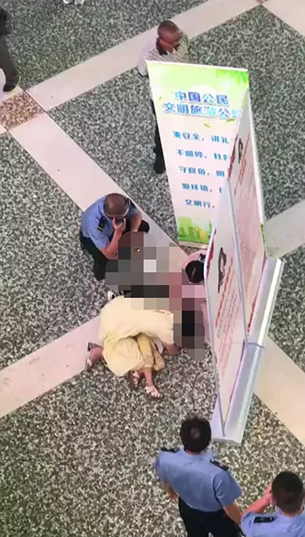 南宁火车站4岁女孩坠楼 疑似被神经病抛下楼