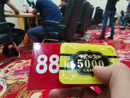 江苏太仓浏河镇一家地下赌场的筹码和号牌。 新京报记者摄