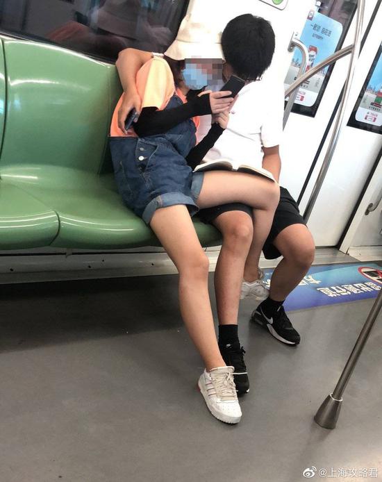 上海地铁1号线，一对男女举止不雅。