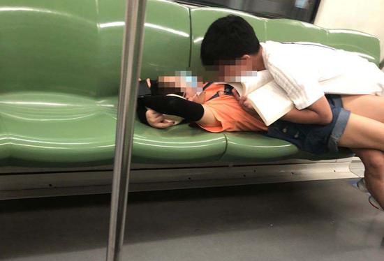上海地铁1号线，一对男女躺卧在座椅上。 本文图片 @上海攻略君 图