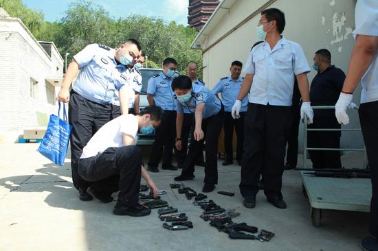 北京公交警方集中销毁气枪、子弹等危险物品2.8万件
