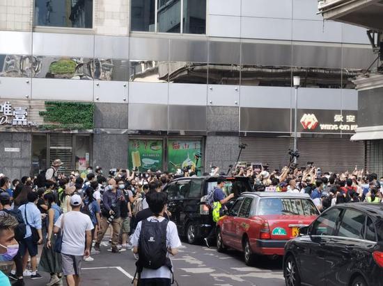 香港九龙多地出现非法集结 黄之锋现身 港警严正执法