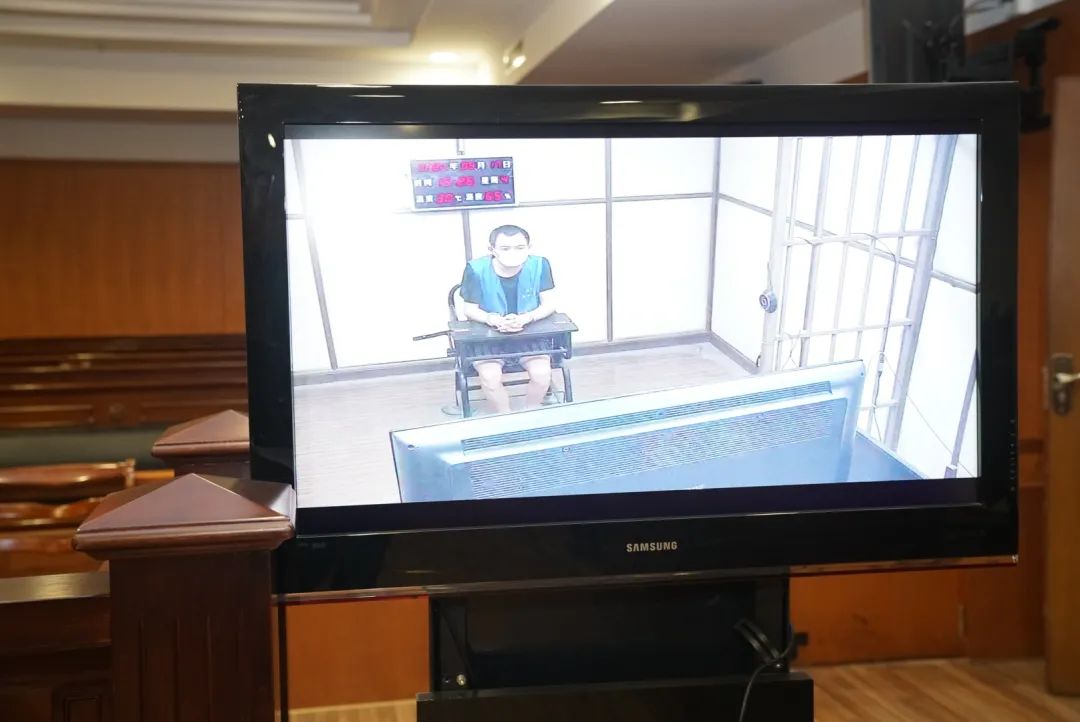 上海独居男子酒后往楼下扔砖块酒瓶等40分钟 获刑2年