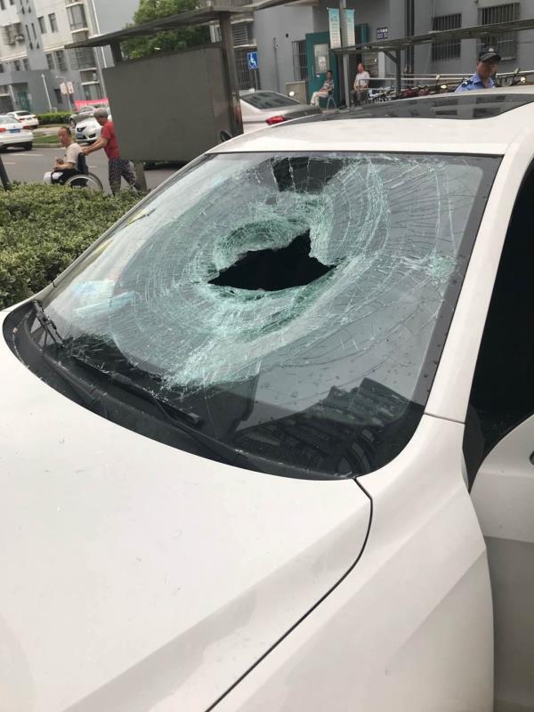 被砸坏的车窗玻璃  本文图片均为青浦警方 图