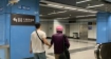 48岁男子地铁上猥亵女乘客，被便衣民警当场抓获行拘15日