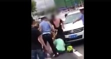 男子与3名女子街头互殴警察都拉不开 疑因争抢车位