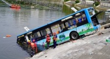 贵州公交坠湖事件造成5名学生遇难 驾驶员已身亡