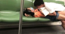 一对男女车厢内举止不雅 上海地铁呼吁文明乘车
