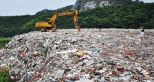 北京海淀一高速桥下曾堆着上千吨垃圾 三人因此获刑!