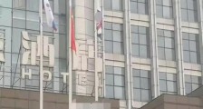 广东柳州，男子发现酒店的国旗低于其他两面旗帜