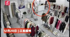 江西赣州，一女子在服装店午睡时被超市男员工猥亵